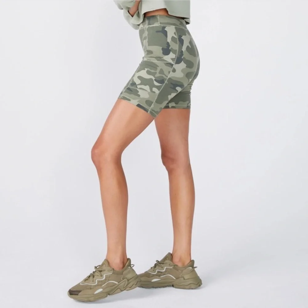 NWT Monrow Olive Camouflage Biker Shorts with Pockets - Picture 5 of 13